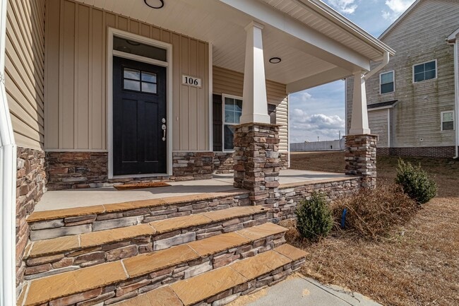 Building Photo - SPACIOUS 2-Story Home in Pikeville School ...