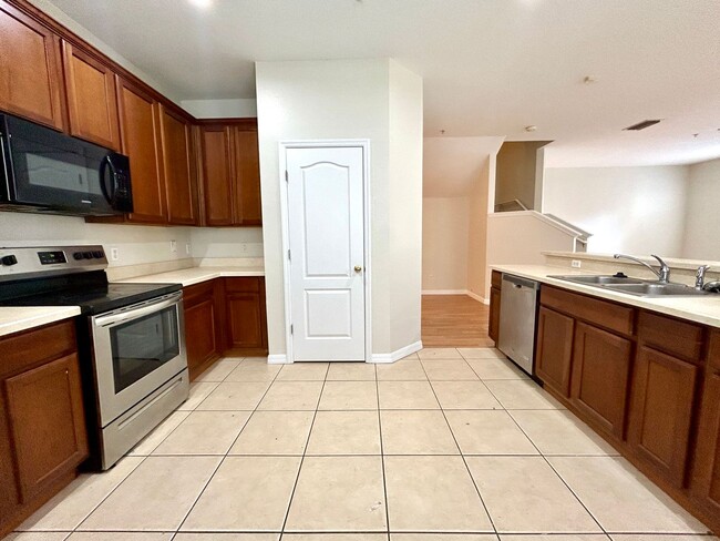 Building Photo - Beautiful Townhome in Lake Nona