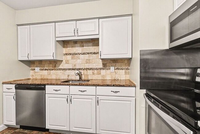 Building Photo - $1174- 2-bedroom duplex with spacious basement!