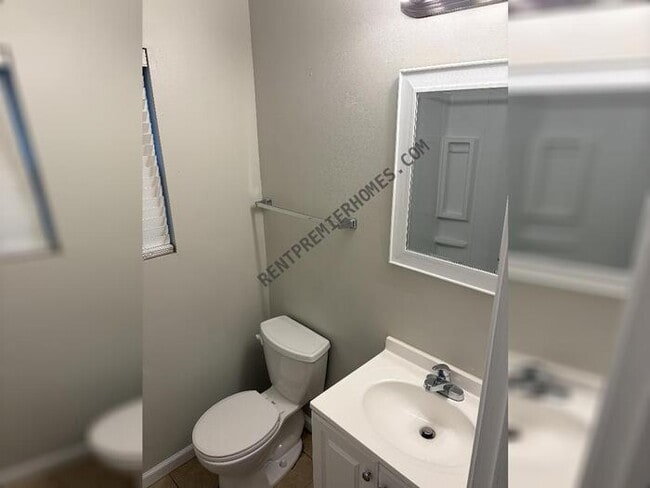 Building Photo - 8403 Woodview Dr E