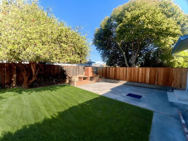 Building Photo - Modern 3BR/2BA Fremont Home with Stylish U...