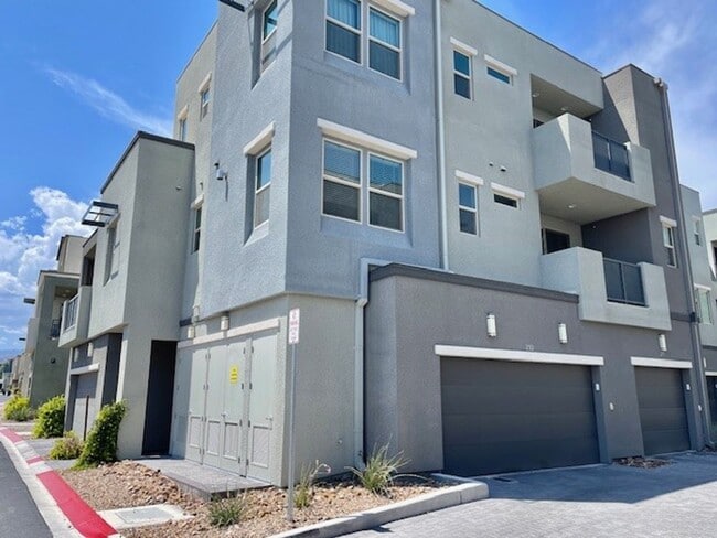 Building Photo - Beautiful Fully Furnished Condo in Affinit...