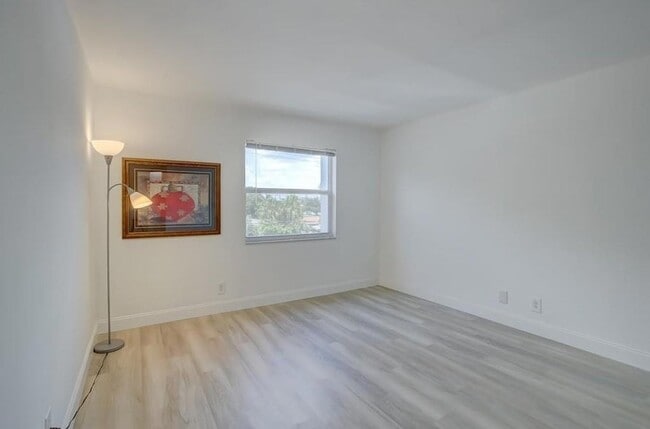 Building Photo - 3040 NE 16th Ave