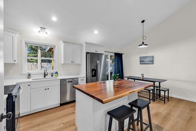 Building Photo - 2408 Causey Dr