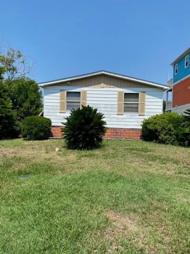 Building Photo - Introducing a charming 3-bedroom, 2-bathroom house located in the desirable Carolina Beach, NC.