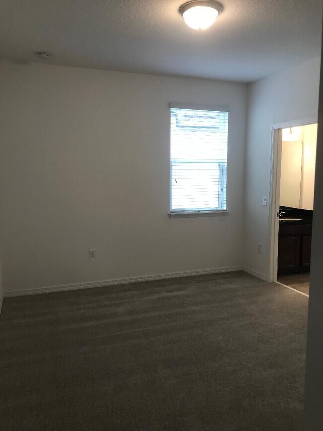 Building Photo - 12886 Westside Vlg Lp
