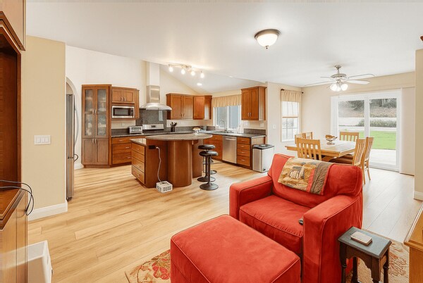 Building Photo - 1029 Silver Stallion Dr