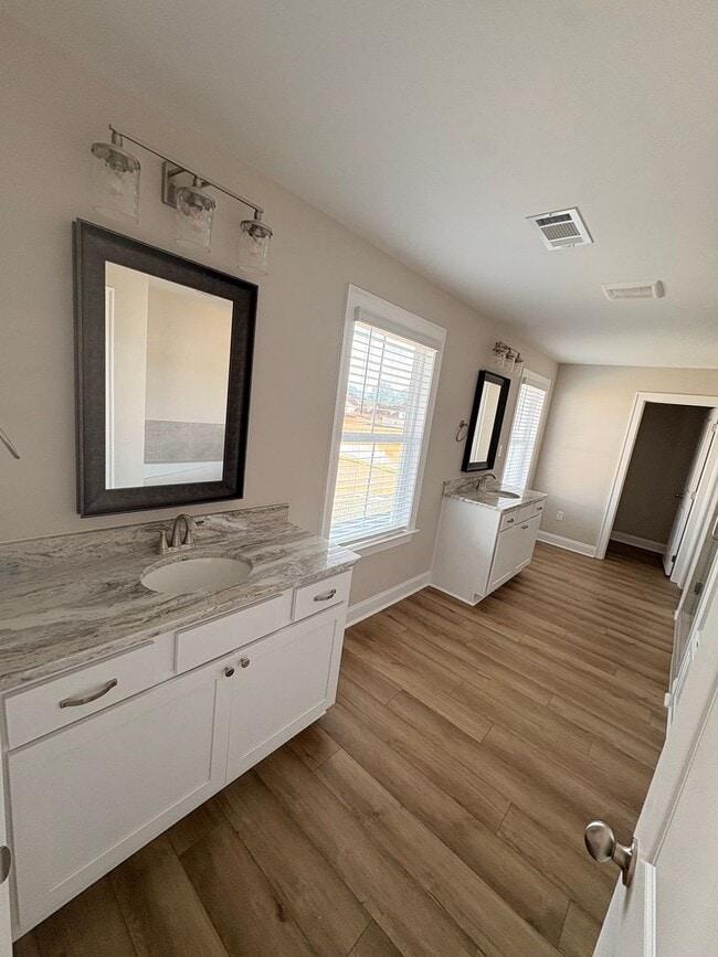 Building Photo - 112 Alva Ct