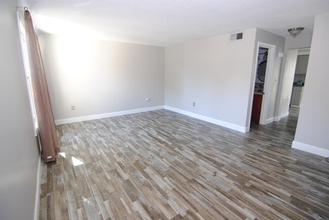Building Photo - 19 Colonial Dr