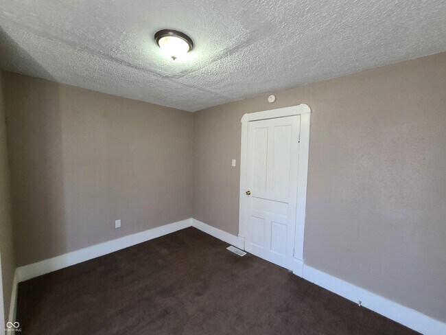 Building Photo - 516 W 28th St