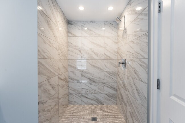 Building Photo - 1725 N Honore St