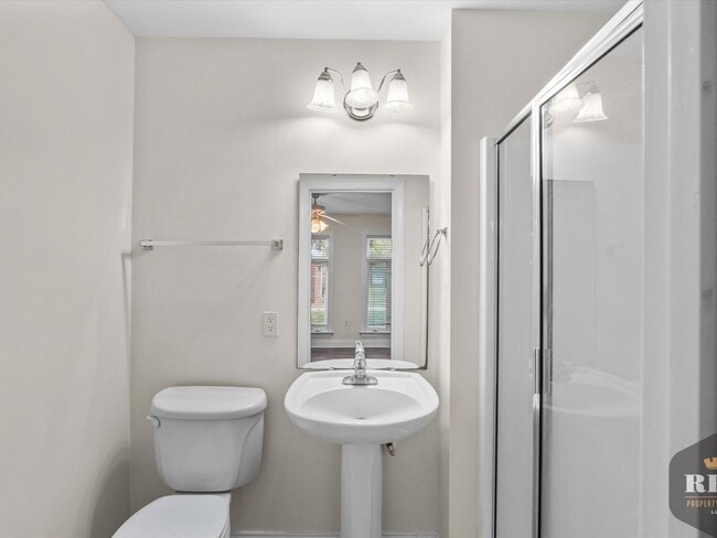 Building Photo - 3 Story Townhome, New Wood Floors, Great W...