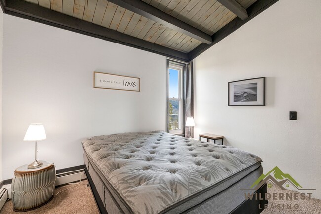 Building Photo - Treehouse Condo - 3rd floor Modern 2 Bedro...