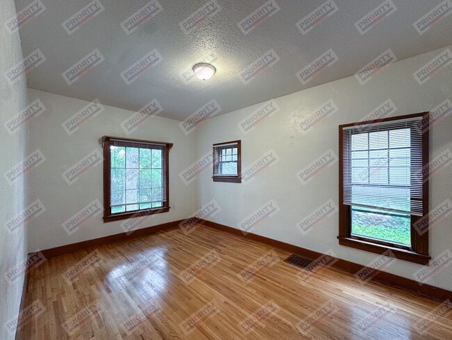 Building Photo - 3 bedroom, 2 bath single-family home