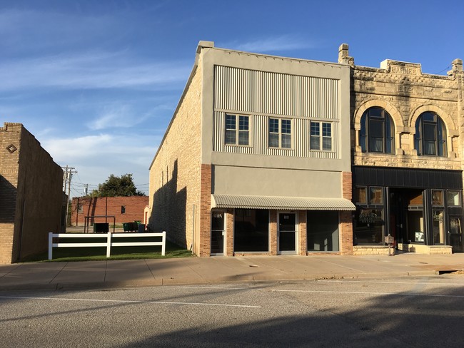 Building Photo - 106 W 7th St