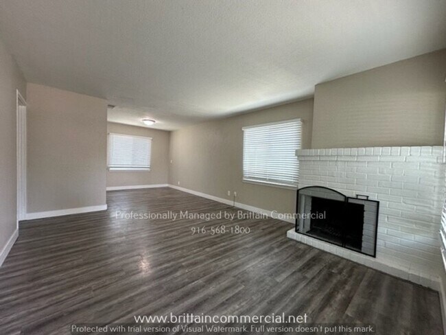 Building Photo - AVAILABLE NOW!! Charming, Spacious Single ...