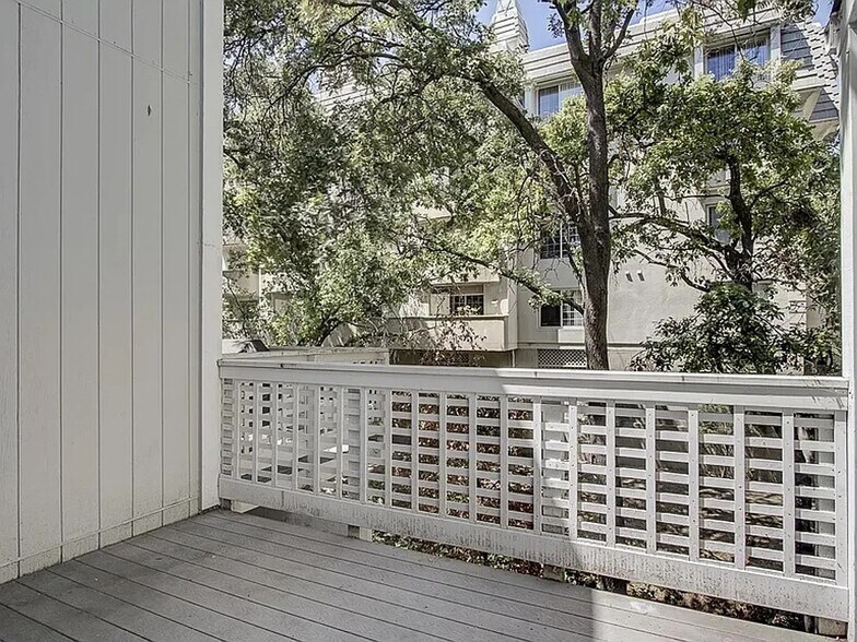 Building Photo - 1370 Las Juntas Way