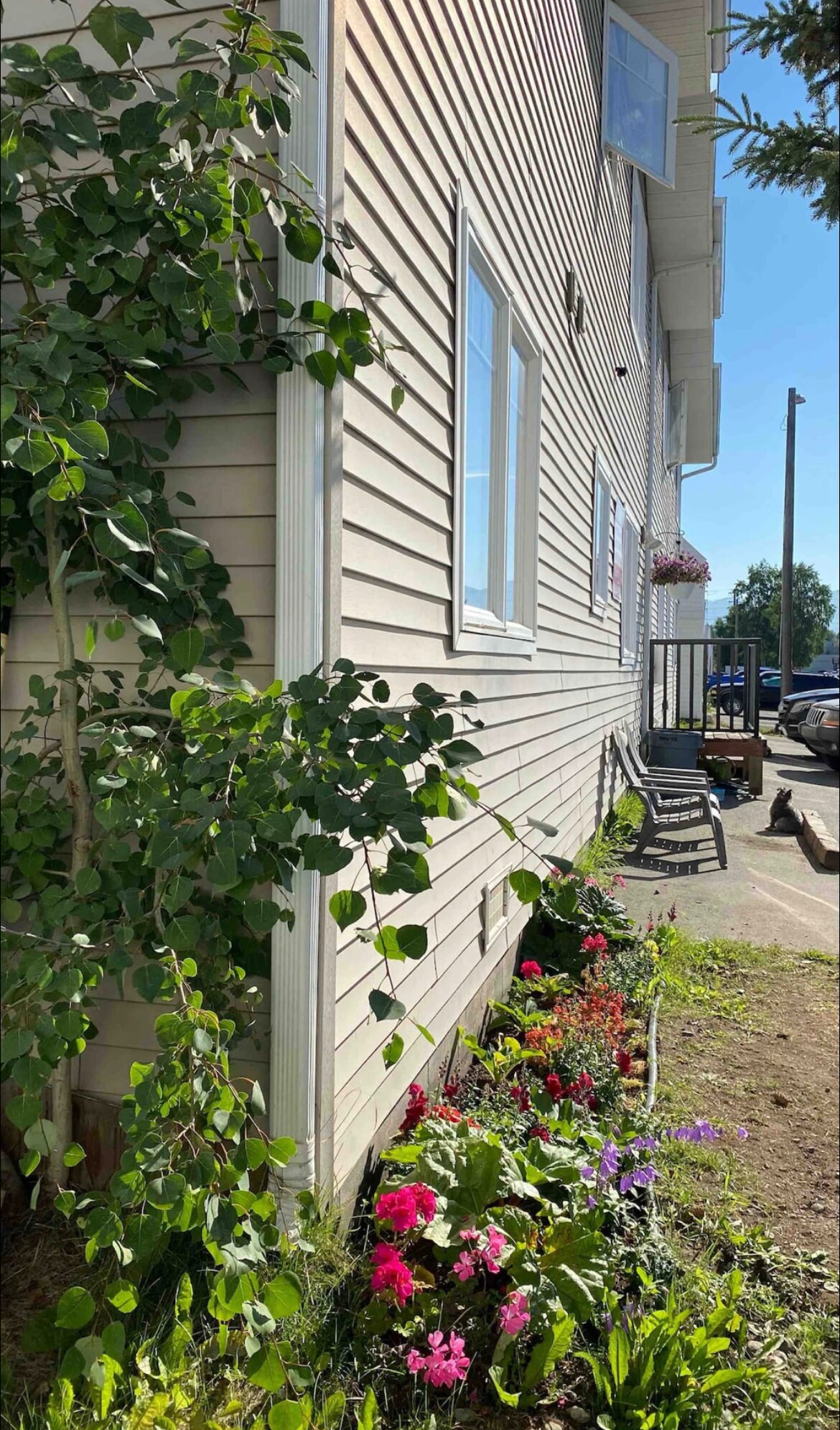 Building Photo - 1009 W 29th Pl