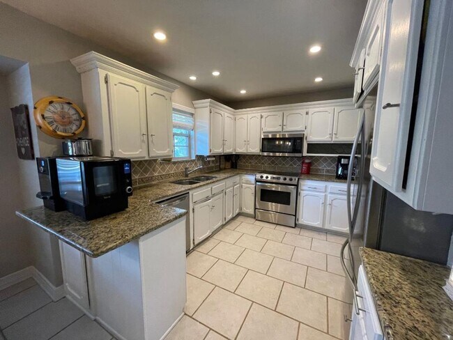 Building Photo - Gorgeous 3 BED, 2 BATH PLUS OFFICE WITH POOL!!!