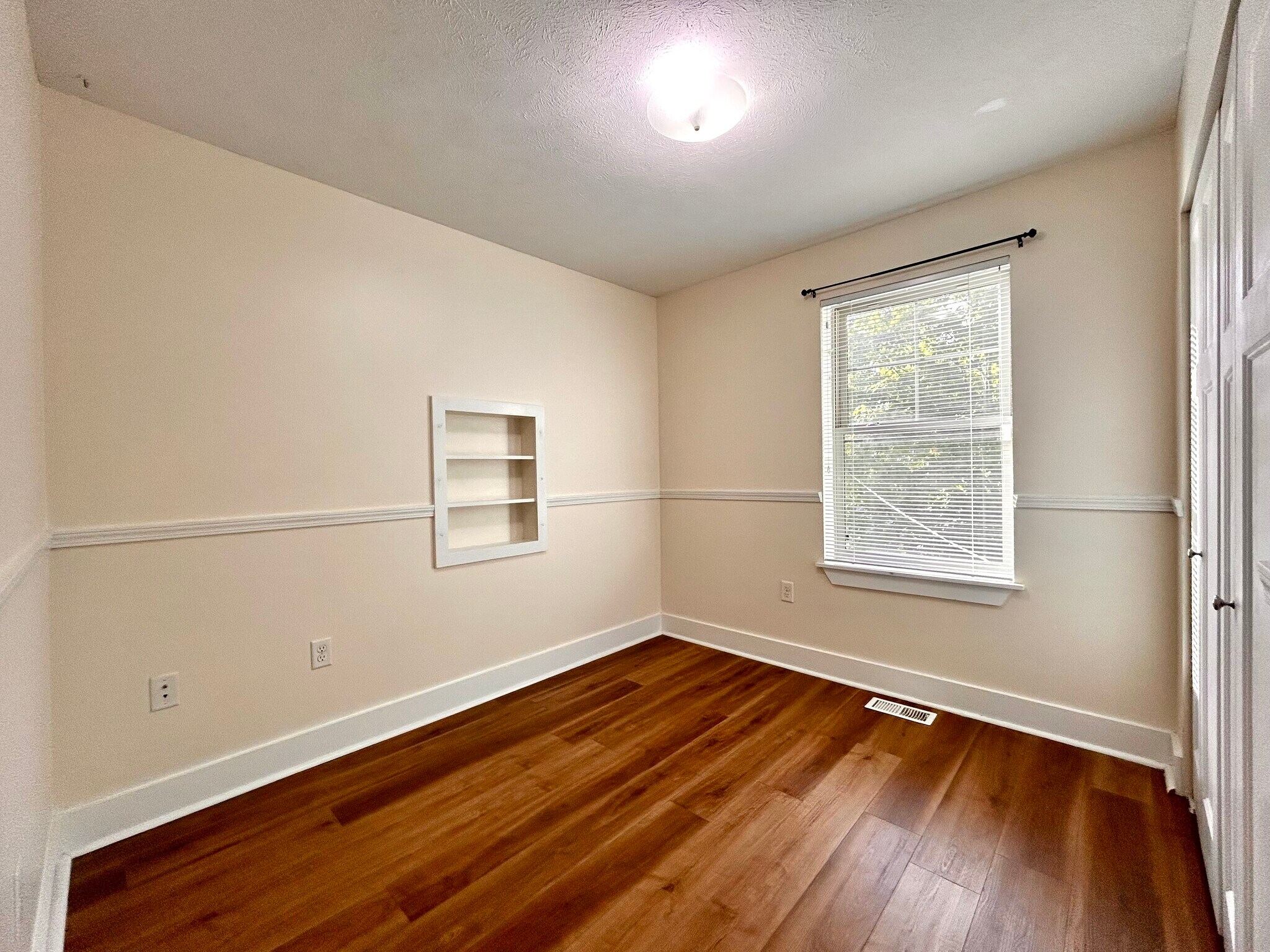 Building Photo - 327 Freyling Pl SE