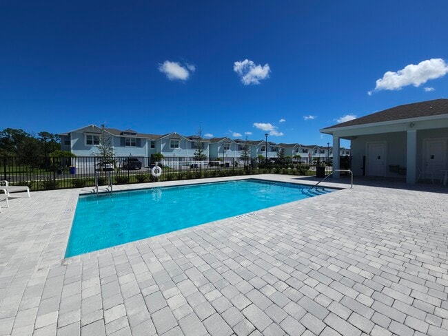 Building Photo - 5731 SE Edgewater Cir