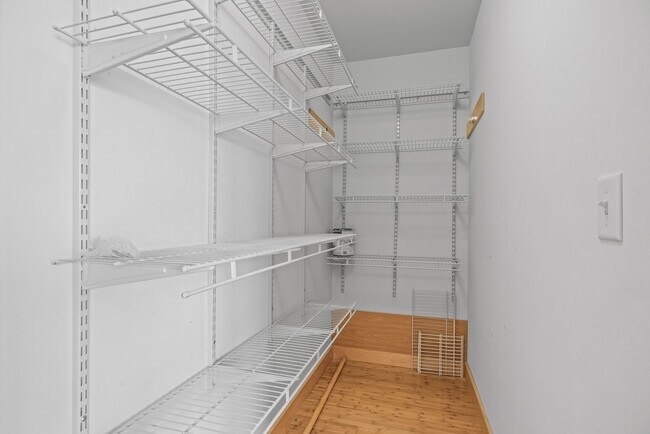 Building Photo - Spacious 2-Bed 2-Bath Condo in Minneapolis!