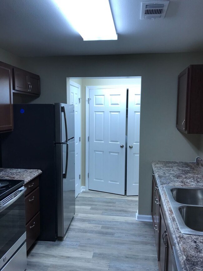 Building Photo - 209 Iris Cir