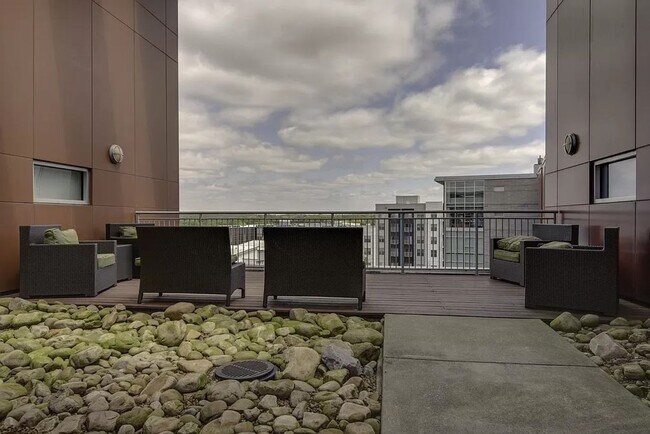 Building Photo - 1 Bed/1 Bath Condo at 5th and Main, Assigned Parking, Washer/Dryer/Covered Balcony