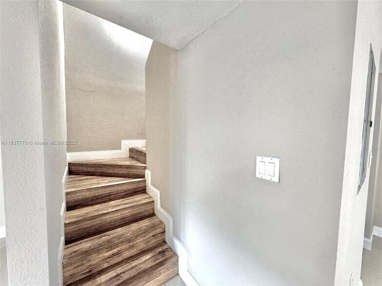 Building Photo - 3840 SW 52nd Ave