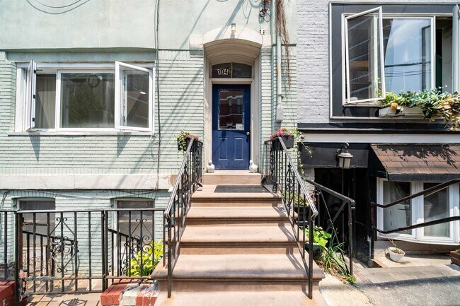 Building Photo - 104 6th St