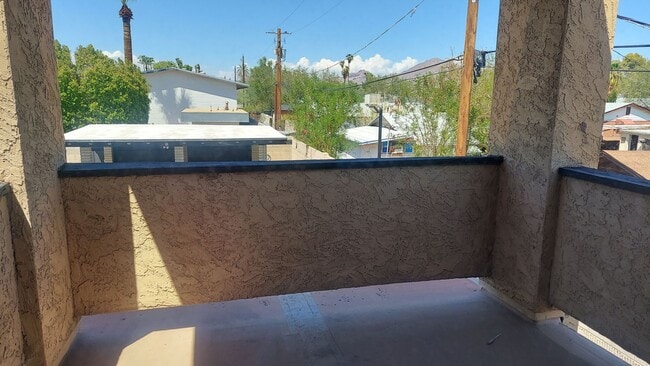 Building Photo - BEAUTIFUL TOWNHOUSE IN GATED COMMUNITY!