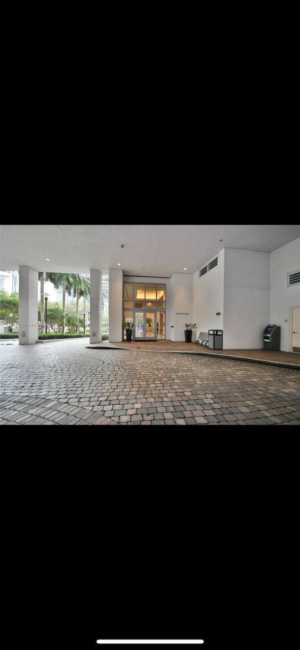 Building Photo - 1060 Brickell Ave