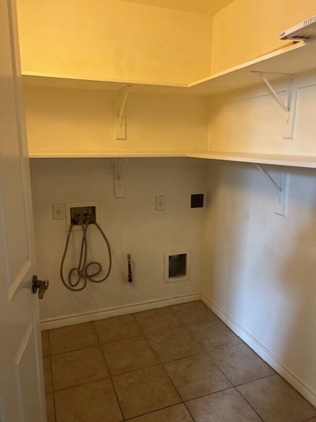 Building Photo - Beautiful 2 Bedroom 2 Bath condo in George...