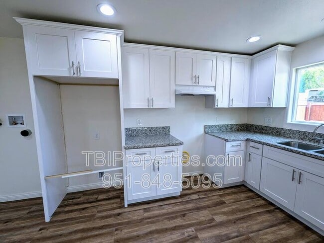 Building Photo - 156 E Marshall Blvd