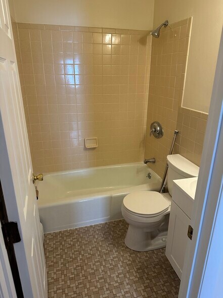 Building Photo - 121 New Britain Ave