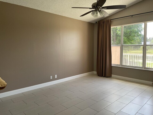 Building Photo - 9514 Lago Dr