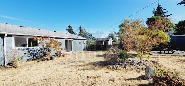 Building Photo - Absolutely Gorgeous 3 bd, 1 ba House locat...