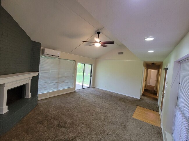 Building Photo - Cute 3B/2B Home Available on October 1st!