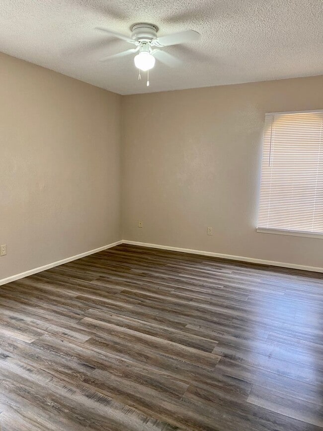 Building Photo - Updated in Central Lubbock