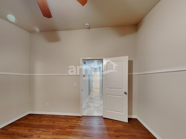 Building Photo - 1075 W Egret Dr