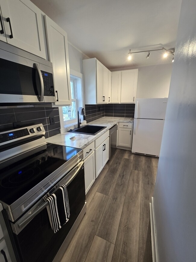 Building Photo - 246 W 14th St