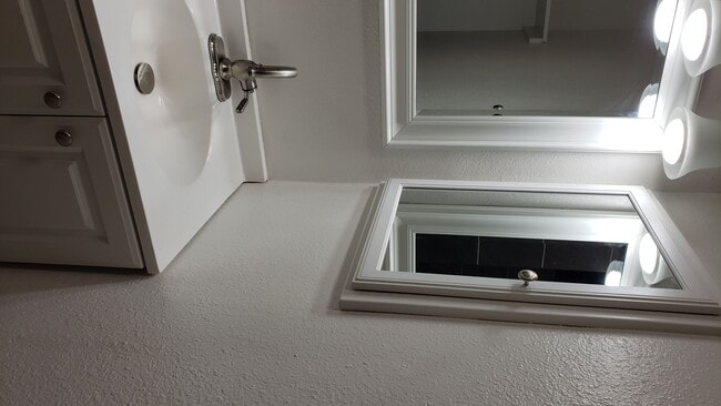 Building Photo - 2 bedroom 2 bath with a garage