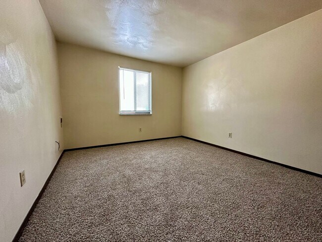 Building Photo - Spacious One Bedroom Apartment! Laundry On...