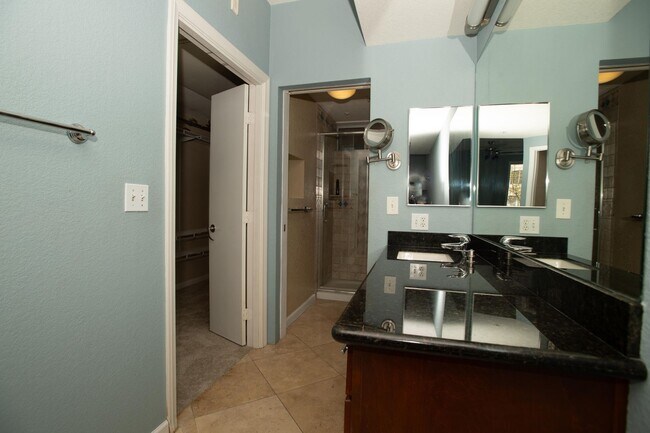 Building Photo - Walk-Up Townhouse in Downtown SD -  Dual Master 2 Bed 3 Bath with Brand New Flooring!