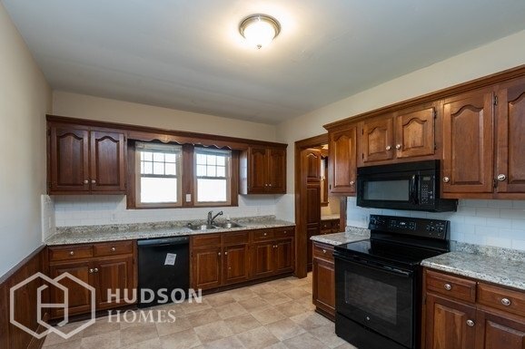 Building Photo - AVAILABLE NOW! - 340 W MAPLE STREET, DESHL...