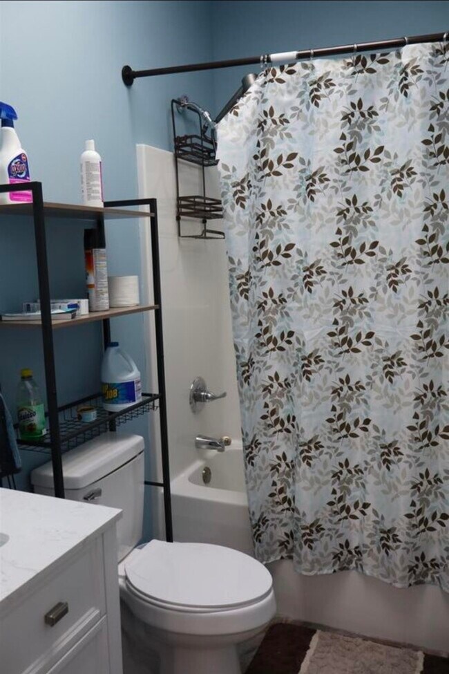 Building Photo - 3255 Catalpa Ave