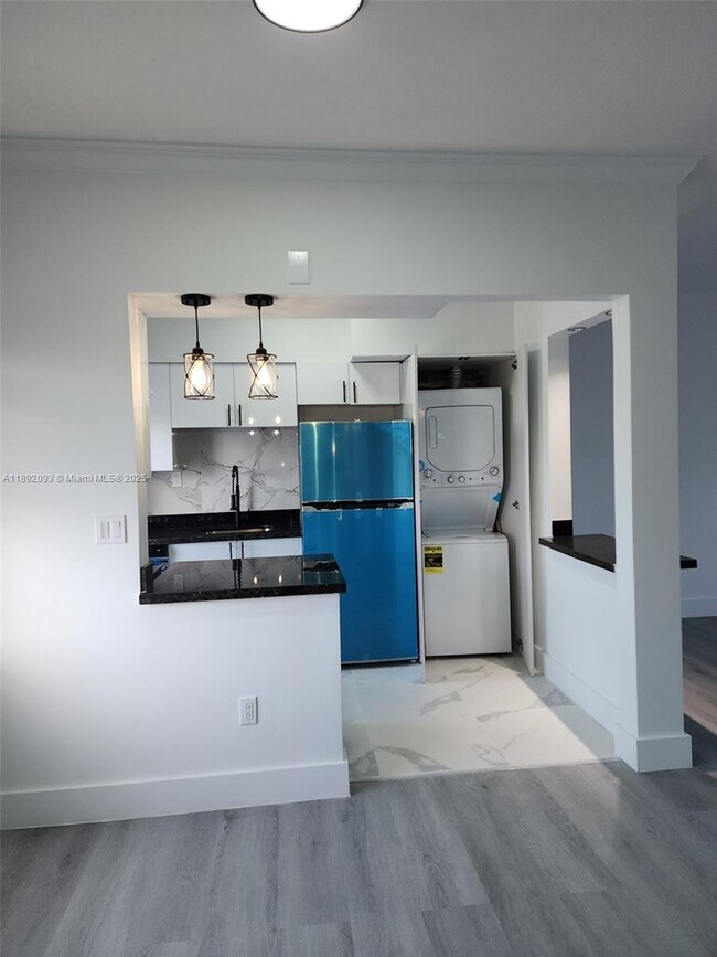 Building Photo - 2101 Normandy Dr