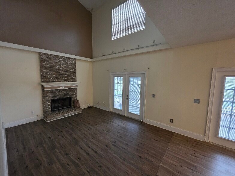 Building Photo - 11006 Lake Katherine Cir