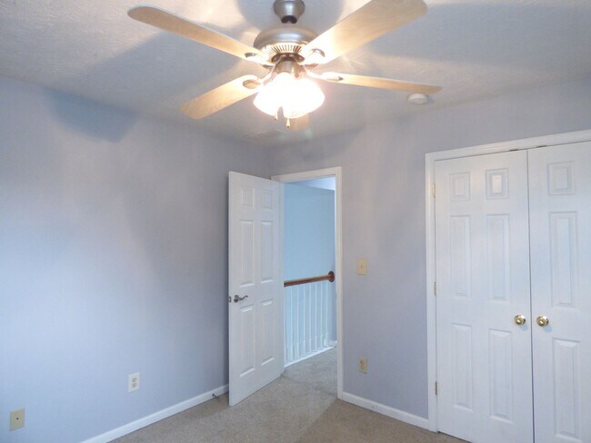 Building Photo - Lovely, Spacious 4 BR House! Vaulted Ceili...