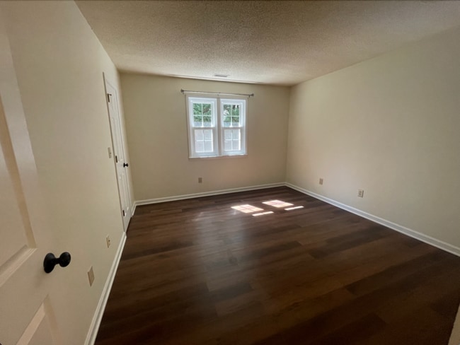 Building Photo - Recently Renovated!!Beautiful 3BR home.